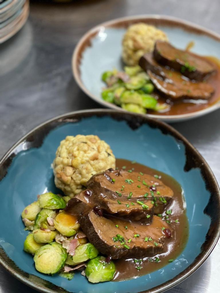 Hirschkalbsbraten mit Semmelknödel - Kuhstall Kleinwalsertal