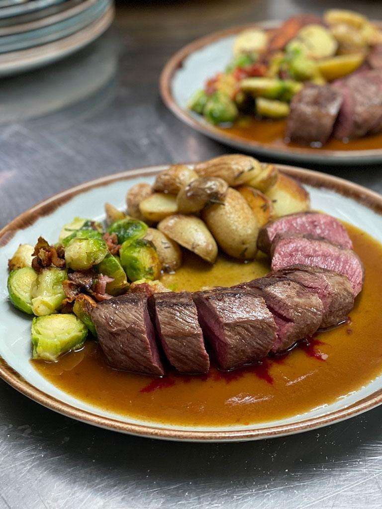 Rehfilet an Speckrosenkohl mit Röstkartoffeln - Kuhstall Kleinwalsertal