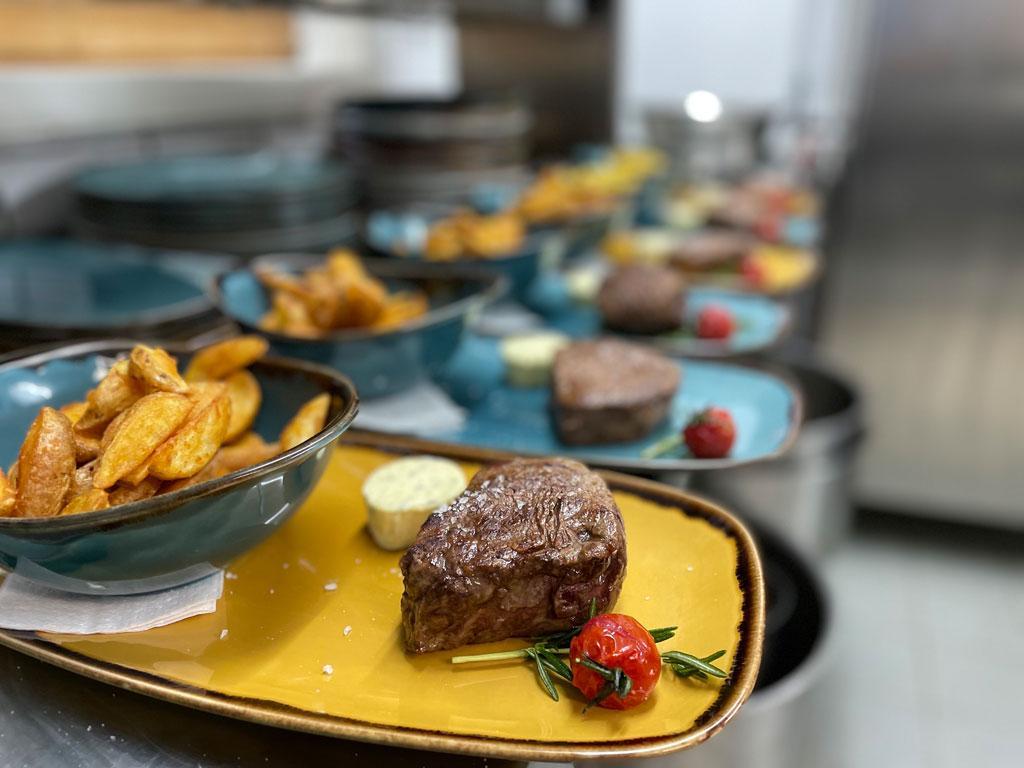 Rinderfilet mit Kartoffelwedges - Kuhstall Kleinwalsertal