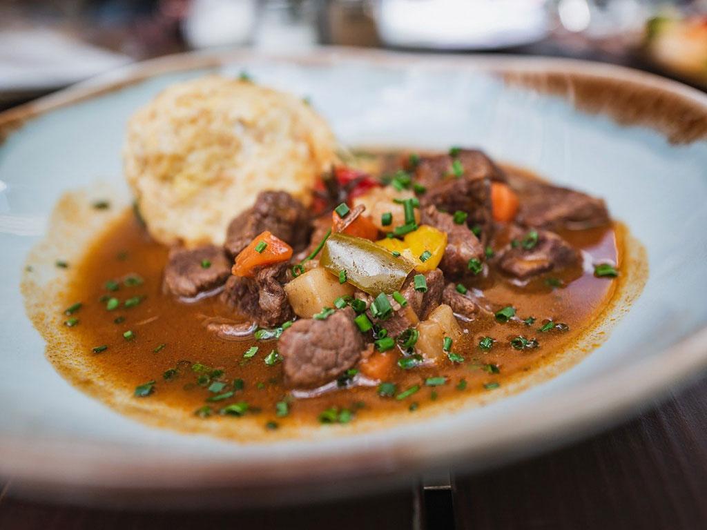 Saftgulasch mit Semmelknödel - Kuhstall Kleinwalsertal