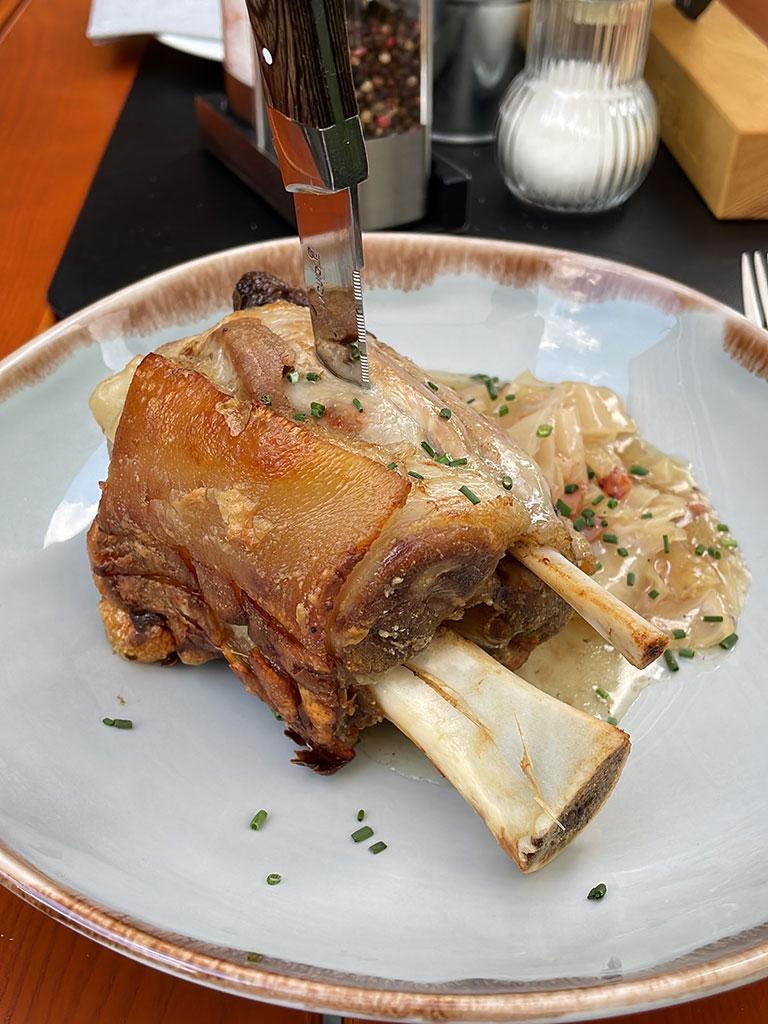 Schweine-Haxe auf Sauerkraut - Kuhstall Kleinwalsertal